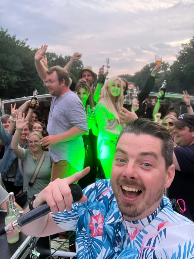VaroLibreEmstour vom 27.07. !

Unser Aftermovie!

Von der #vlet204 Nr 4 von 6.

Am Freitag und Samstag geht's nochmal weiter!

Dann geht's im Winter mit VaroglühVino Touren weiter!
www.varolibe.de und dann zu den Events!

Danke an unser Kellnerteam, unsere Matrosin, unseren Kapitän und unseren DJ @schwaerkraft

Und natürlich an die besten Gäste der Welt!
Euch!

Und an alle Sting Fans vom Kanalufer, sorry fürs kurze Stören! @theofficialsting du warst lauter als wir 🤣

Mit varolibrischen Grüßen vom Boot!

#varolibre #vlet #varolibreemstour