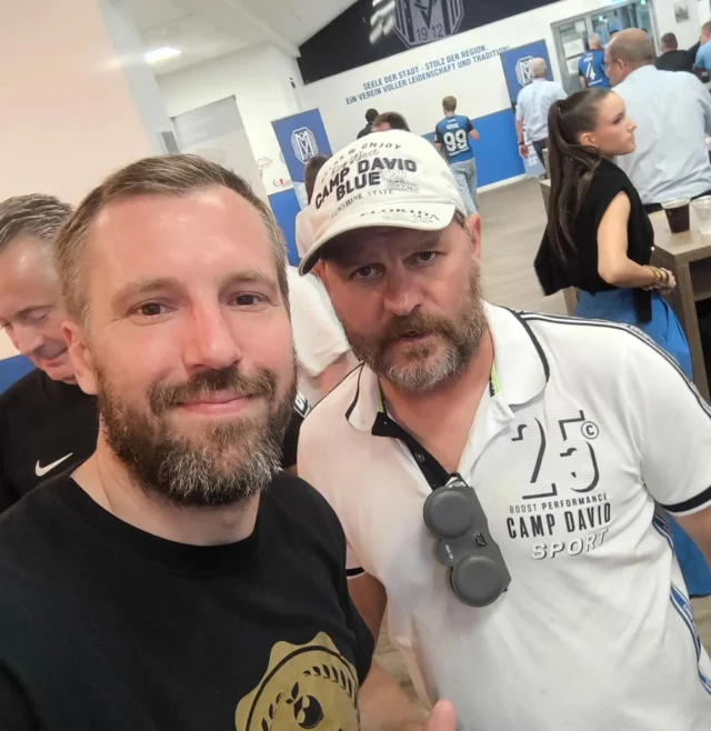 **Gestern in Meppen**

Anscheinend hat der @hsv schon Angst vorm Pokalspiel @dfb_pokal gegen unser SVM und hat seinen Trainer zum spionieren geschickt. 😉

Ob Steffen Baumgart wohl wusste, dass Börgi neben @sv_meppen1912 Fan und Sponsor auch noch @werderbremen Fan ist, oder warum guckt er so böse? 😉🤣

Übrigens gute kämpferische Leistung von Meppen gestern, spielerisch muss da in der Saison noch etwas mehr kommen!

Aber positiv bleiben!

#ndsvm

Mit varolibrischen Grüßen aus Meppen

#svm #varolibre #emslandlove
#emslandliebe #emsland #heimat
