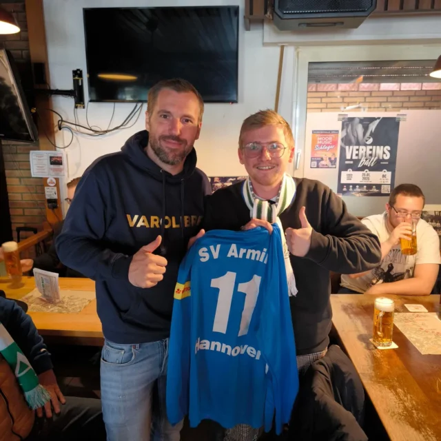 **Arminia Hannover zu Gast**

Heute waren vor dem Heimspiel von Spelle die Fans aus Hannover im @kegelkotten_spelle.

Sie hatten sich vorher bei uns gemeldet, ob wir extra für Sie öffnen können, was wir natürlich möglich gemacht haben!

Vielen Dank für das mitgebrachte Trikot, das wird wie versprochen in die @altemilchbar gehängt! Zum Trikot des @sv_arnum_2

Viel Spaß beim Spiel!

@scspellevenhaus gegen @sv.arminia.hannover 

Gut Holz aus dem Kegelkotten 

#fussball #gemeinsam #fussballverbindet #varolibre #kegelkotten