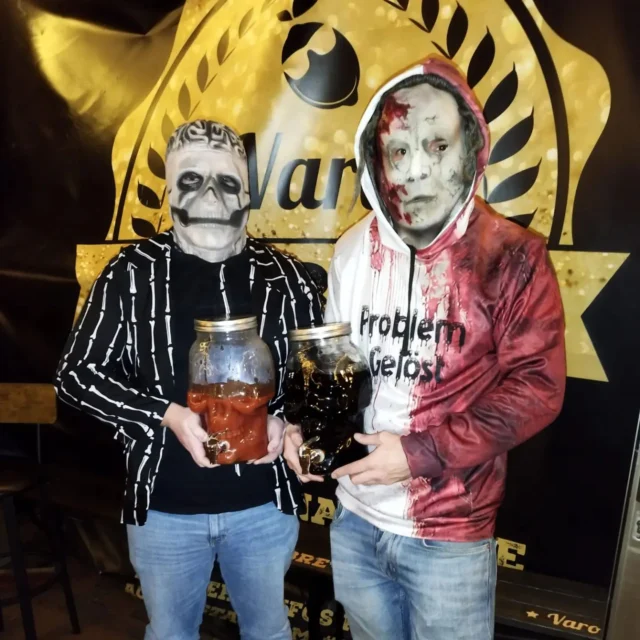 **Happy Halloween**

Börgi und unser VaroTasting Experte Christian wünschen Happy Halloween 🫶

Wir sind heute noch fleißig im HalloweenTasting Modus aber am Wochenende geht's dann wieder normal weiter!

Mit varolibrischen Grüßen aus dem Wald!

#varolibre #tasting #halloween